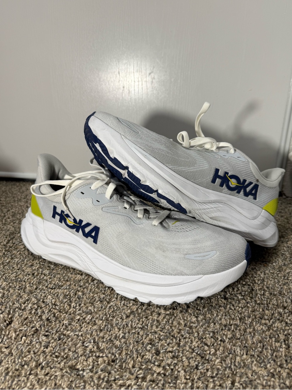 Hoka One One arahi 8 White, Navy & Yellow Men's Athletic Running Shoes